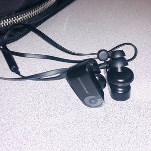 Black Powerbeats3